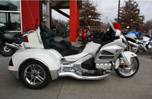 本田金翼两轮好还是正三轮好(本田金翼正三轮与哈雷正三轮谁强-)