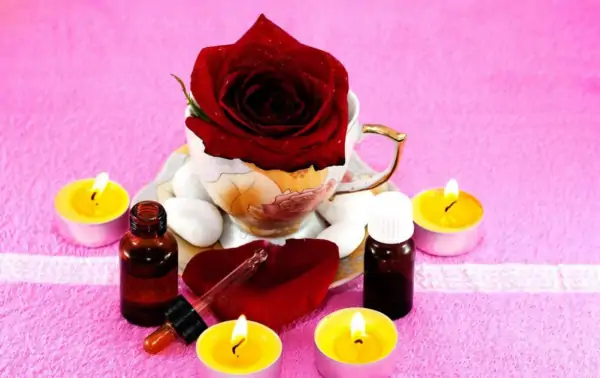 玫瑰精油怎么用好?玫瑰精油的用法有哪些?白玫瑰精油比红玫瑰精油好吗